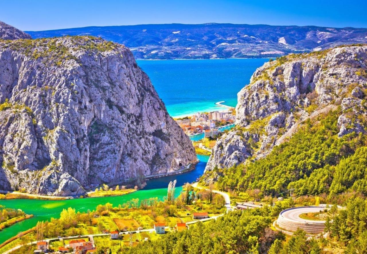 Central Alley Omiš Buitenkant foto