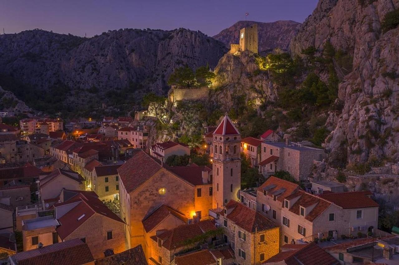 Central Alley Omiš Buitenkant foto